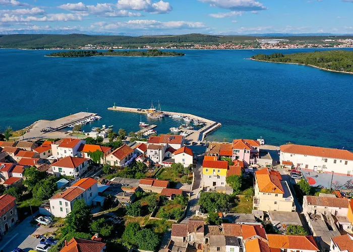 Papa's Court Iii With Pool Villa Pašman
