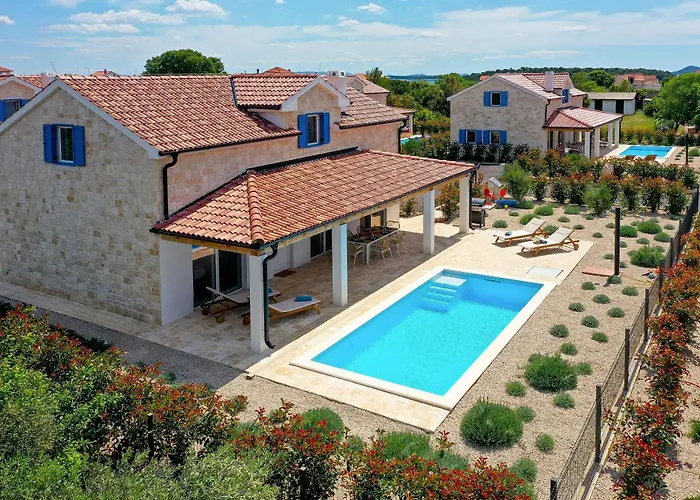 Papa's Court Iii With Pool *