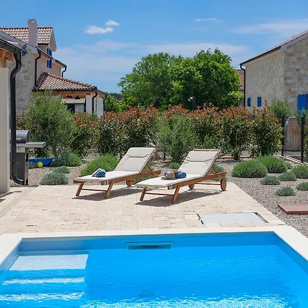 Papa's Court Iii With Pool Villa Pasman