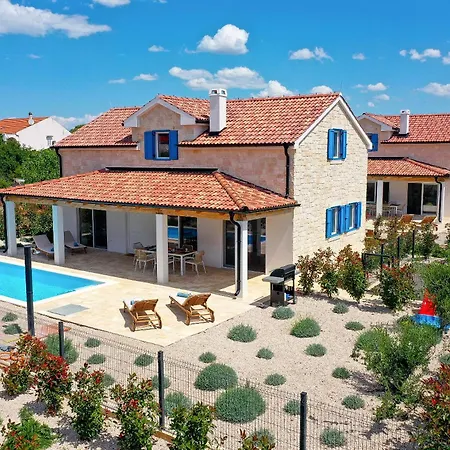 Papa's Court Iii With Pool *