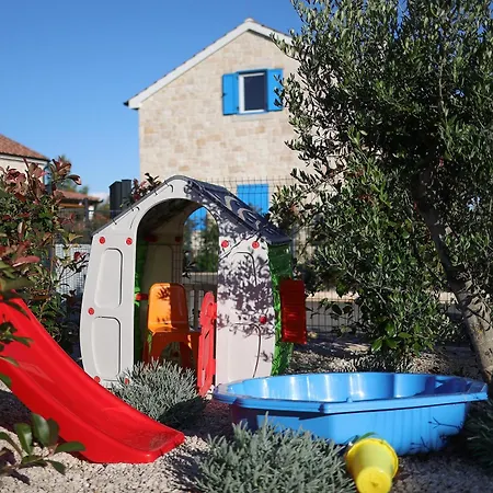 Papa's Court Iii With Pool *