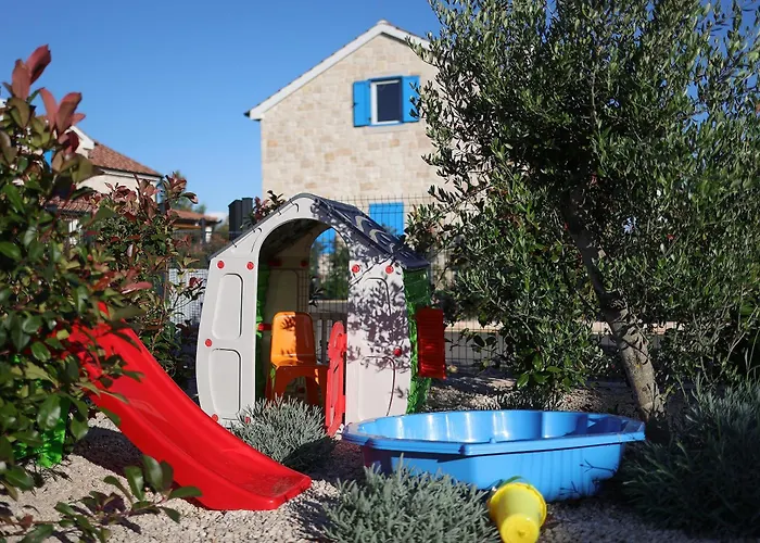 Papa's Court Iii With Pool *